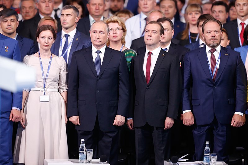 Анна Кузнецова, Владимир Путин и Дмитрий Медведев. Фото: Михаил Джапаридзе/ТАСС