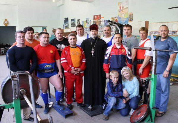Новосибирские спортсмены пригласили священника на свой турнир