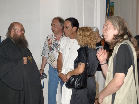Рок музыкант Кен Хенсли, из легендарной группы "Uriah Heep", прибыл в гости к игумену Сергию (Рыбко) и его приходу