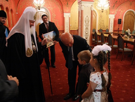 Святейший Патриарх Кирилл и мэр Москвы вручили подарочные наборы специальных книг слепым и слабовидящим детям