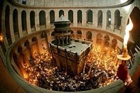 Благодатный огонь сошел в Великую субботу в Храме Гроба Господня в Иерусалиме
