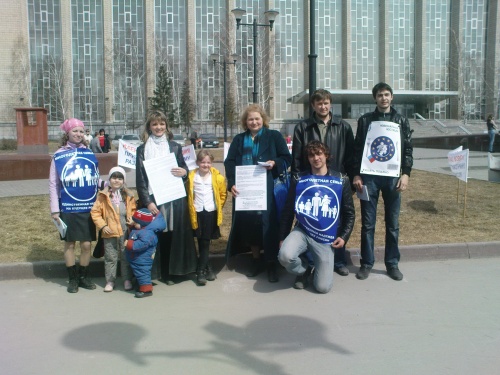 В Новосибирске на площади перед ГПНТБ прошел пикет против введения ювенальной юстиции