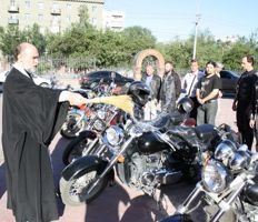 Священник освятил новосибирским байкерам мотоциклы