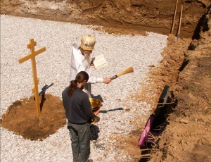 18 мая состоялось освящение закладного камня в основание храма в честь иконы Пресвятой Богородицы «Неупиваемая Чаша» в г. Искитиме.