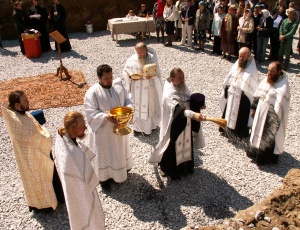 18 мая состоялось освящение закладного камня в основание храма в честь иконы Пресвятой Богородицы «Неупиваемая Чаша» в г. Искитиме.