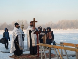 Новосибирцы искупались в крещенской проруби в 30-градусный мороз