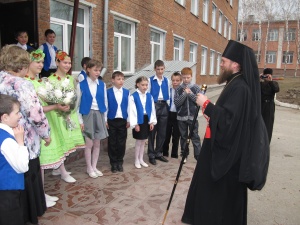 В праздник Пасхи епископ Филипп встретился с детьми-сиротами