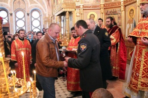 Генерал-майор наркополиции Александр Кандиков наградил членов Александро-Невского братства нагрудными знаками