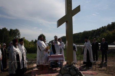 Установленный на выезде из Бердска поклонный крест будет защищать город от напастей с юга (видео)