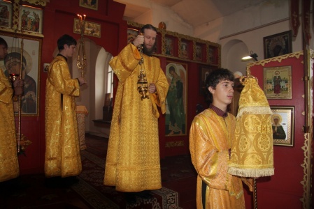 Владыка Лука освятил купола и крест колокольни соборного храма во имя святителя Алексия, митрополита Московского в Черепаново