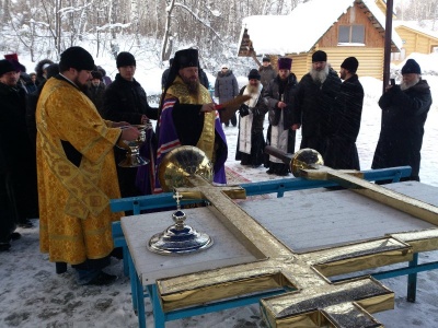 5 декабря состоялось торжественное освящение новосооруженных крестов строящегося храма Новомучеников и Исповедников Российских на Святом ключе