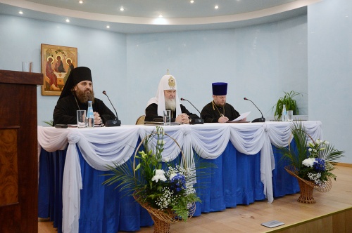 Патриарх Кирилл призвал готовить приходских молодежных лидеров в системе духовного образования