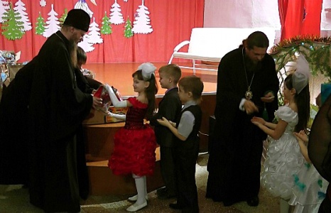 Два епископа на Рождество у слабослышащих детей (видео)
