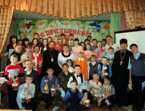 Епископ Филипп поздравил детей детских домов №12 и №11 с праздником Пасхи (Видео)