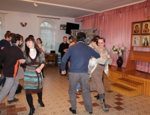 В православном молодежном клубе "ВОЗНЕСЕНЦЫ" поздравили девушек с праздником Недели Жен Мироносиц