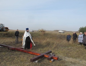 Установлен поклонный крест на въезде в с. Ирбизино и с. Крыловку Карасукского района