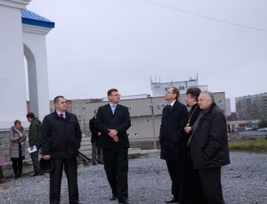 Губернатор В.А. Юрченко посетил храм Покрова Божией Матери в Линево