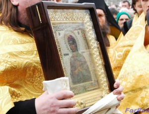 Чудотворный образ Божьей Матери, привезенный в Севастополь, обильно замироточил, находясь ещё в небе