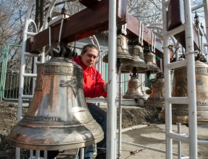 Митрополит Тихон освятил колокола храма во имя Архангела Михаила