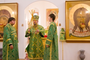 В день Святой Троицы Преосвященный Лука совершил Литургию в Свято-Никольском соборе г. Искитима (фоторепортаж)