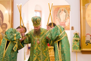 В день Святой Троицы Преосвященный Лука совершил Литургию в Свято-Никольском соборе г. Искитима (фоторепортаж)