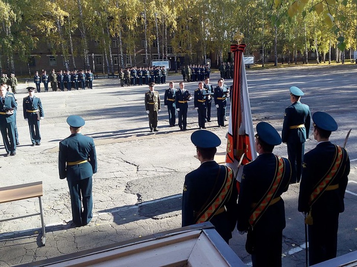 В день праздника Воздвижения Креста Господня в Новосибирском ракетном соединении состоялся ритуал принятия в гвардию молодых лейтенантов