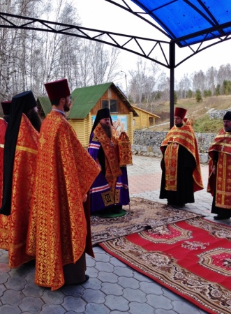 26 октября Епископ Лука отслужен молебен святым Новомученикам новосибирским на Святом источнике