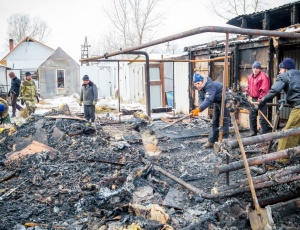 Трудовая помощь после пожара в храме на Шлюзе (фоторепортаж)