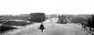 Обелиск в честь Победы, стоявший на площади Ленина в 1947 гг. Простоял полгода, после чего был снесен ветром.