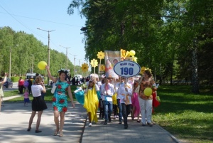 Ученики всех школ Советского района вышли на шествие в честь Кирилла и Мефодия