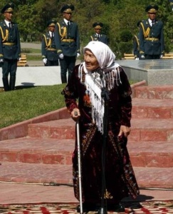В Киргизии скончалась Токтогон Алтыбасарова, которая в годы Великой Отечественной Войны приняла 150 детей из блокадного Ленинграда