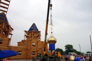 В Багане более 300 человек собралось на освещение купола и крестов нового храма (видео)