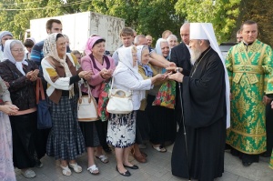 «Хочу поклониться правящим архиереям Донецкой области, а также всем священникам и верующим за их подвиг стояния в вере»