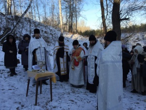 В Бугринской роще освятили новосооруженный поклонный крест на месте жертв массовых расстрелов