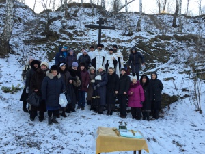 В Бугринской роще освятили новосооруженный поклонный крест на месте жертв массовых расстрелов