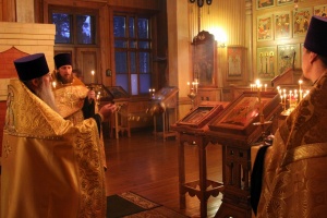 Мироточивая икона царя-мученика Николая II в Песочном (Фоторепортаж)