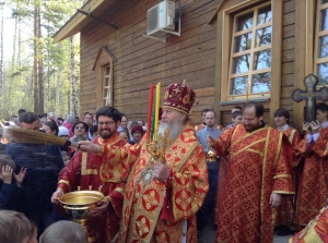 В четверг Светлой седмицы состоялось архиерейское богослужение в храме Всех святых, в земле Русской просиявших