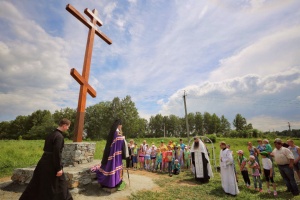 Епископ Лука освятил поклонный крест в селе Репьево