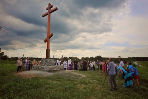 Епископ Лука освятил поклонный крест в селе Репьево