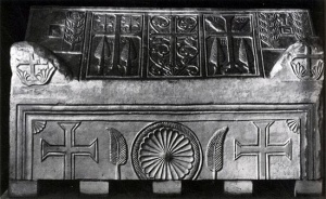 Археологи нашли загадочные каменные саркофаги в новгородском Свято-Юрьевом монастыре
