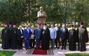Памятник святителю Луке установили в Новосибирской областной клинической больнице