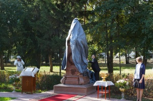 Памятник святителю Луке установили в Новосибирской областной клинической больнице