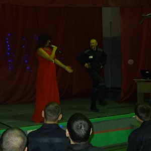 В исправительной колонии №8 выступила солистка Новосибирского театра музыкальной комедии