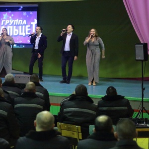 Праздничный  концерт  вокальной группы «Фальцет» прошел в колонии №8