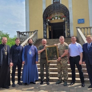 Новосибирские христиане передали икону архиепископу Беловодскому