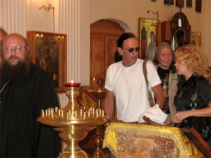 Кен Хенсли из легендарной британской рок группы Uriah Heep поздравил со Св.Пасхой Христовой Игумена Сергия (Рыбко) и всех Православных!
