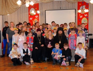 Епископ Филипп поздравил детей детских домов №12 и №11 с праздником Пасхи (Видео)
