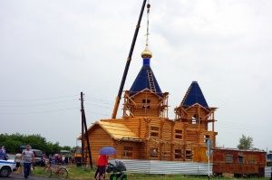 В Багане более 300 человек собралось на освещение купола и крестов нового храма (видео)