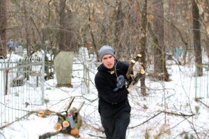 Молодежь приводит в порядок кладбище в старом Бердске