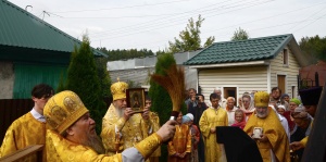 Митрополит Тихон возглавил Божественную Литургию в храме во имя святителя Митрофана Воронежского